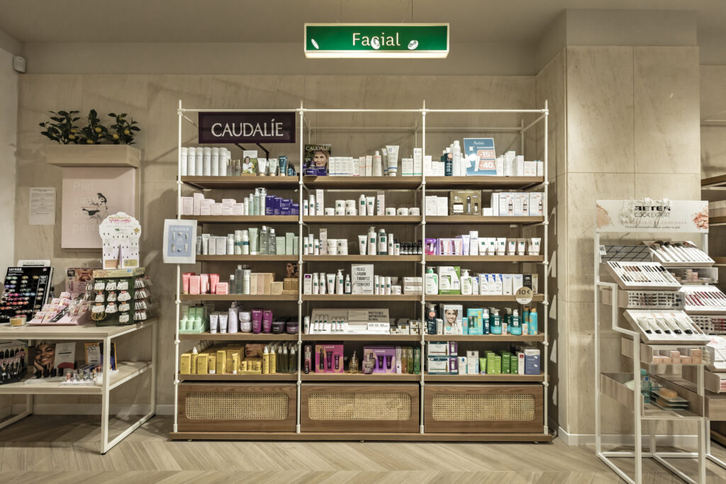 diseño de interiorismo de la farmacia Aparici
