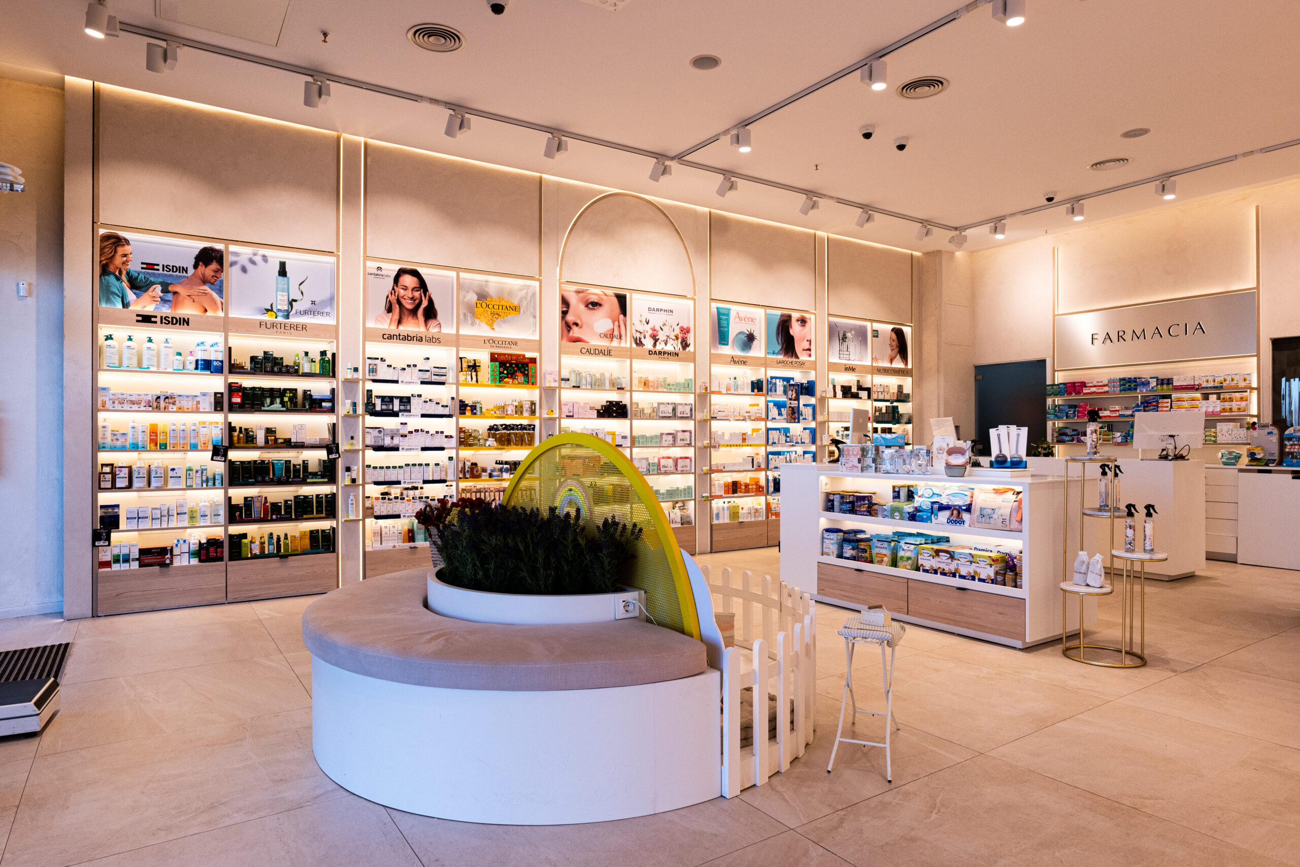 Farmacia Merinero (Farmalife Parque Corredor) reformada por Apotheka en Madrid