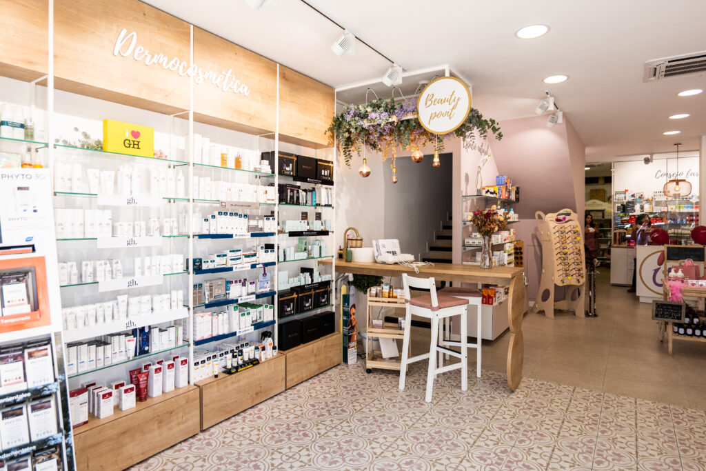 Farmacia Ulises 7 reformada por Apotheka en Madrid