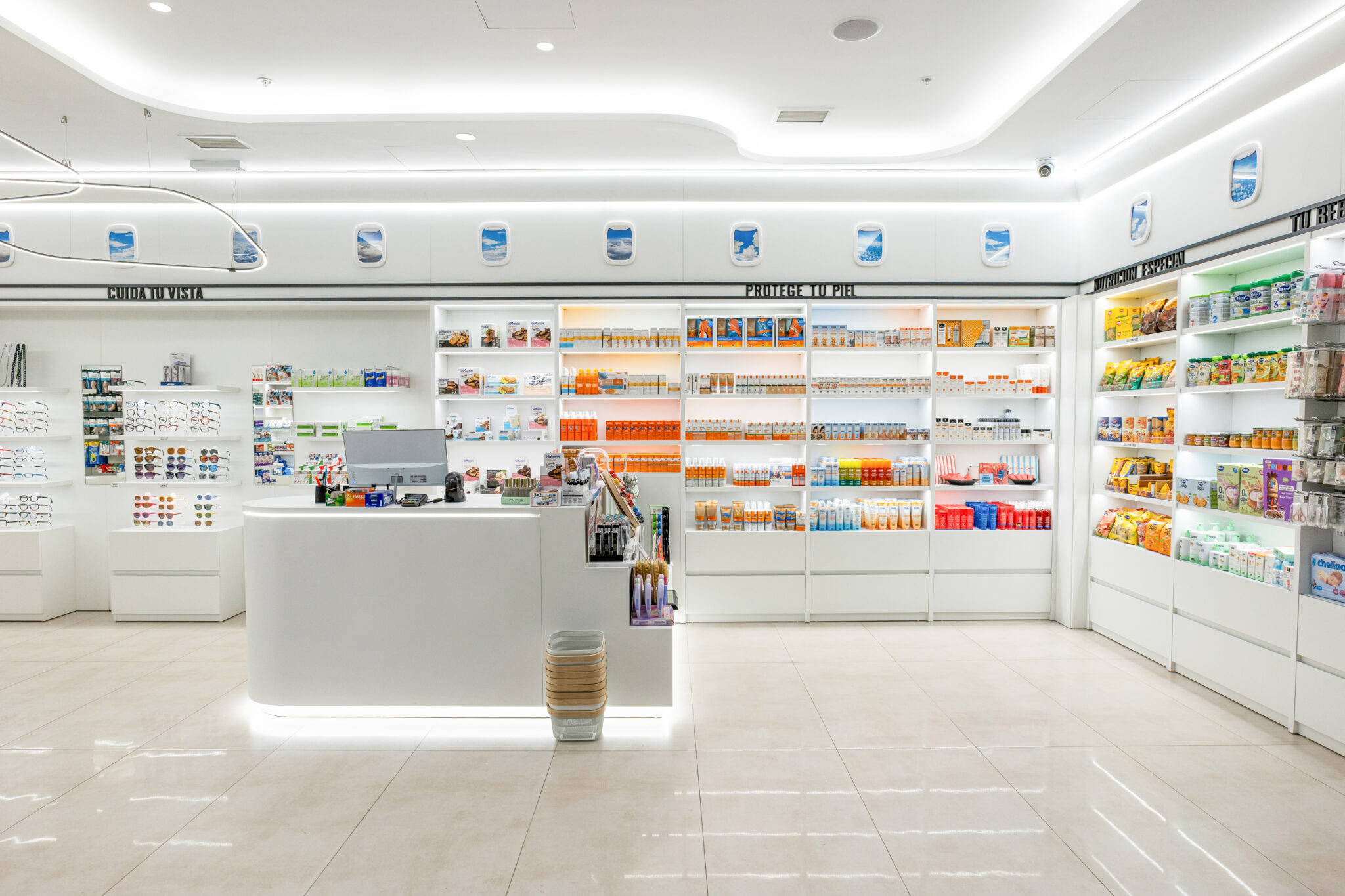 Farmacia T4 Barajas reformada por Apotheka en Madrid