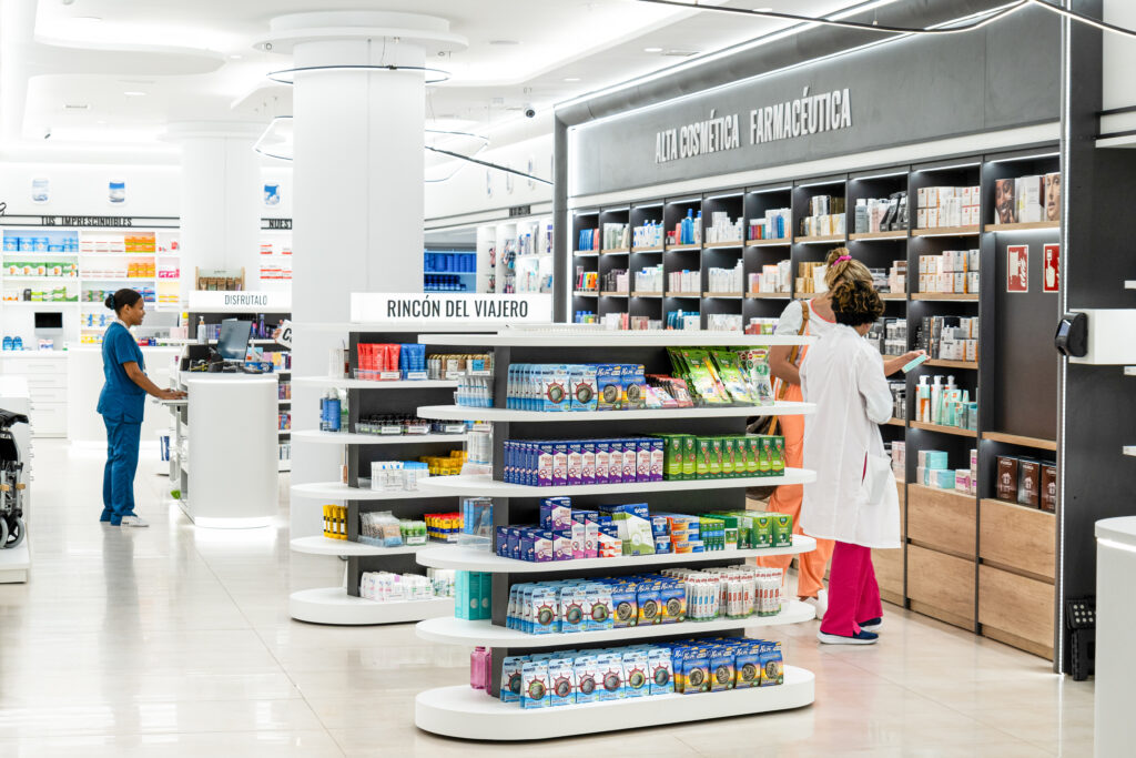 Farmacia T4 (Terminal 4, aeropuerto Adolfo Suárez Madrid-Barajas) reformada por Apotheka