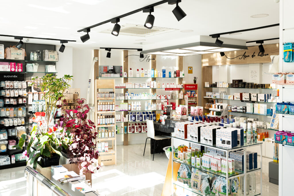 Farmacia Nogales reformada por Apotheka en Madrid